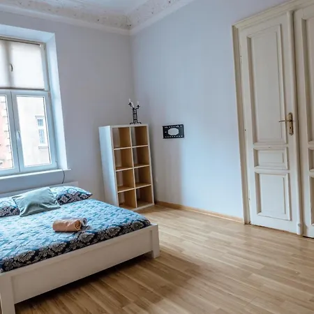 بيت شباب T&t & *